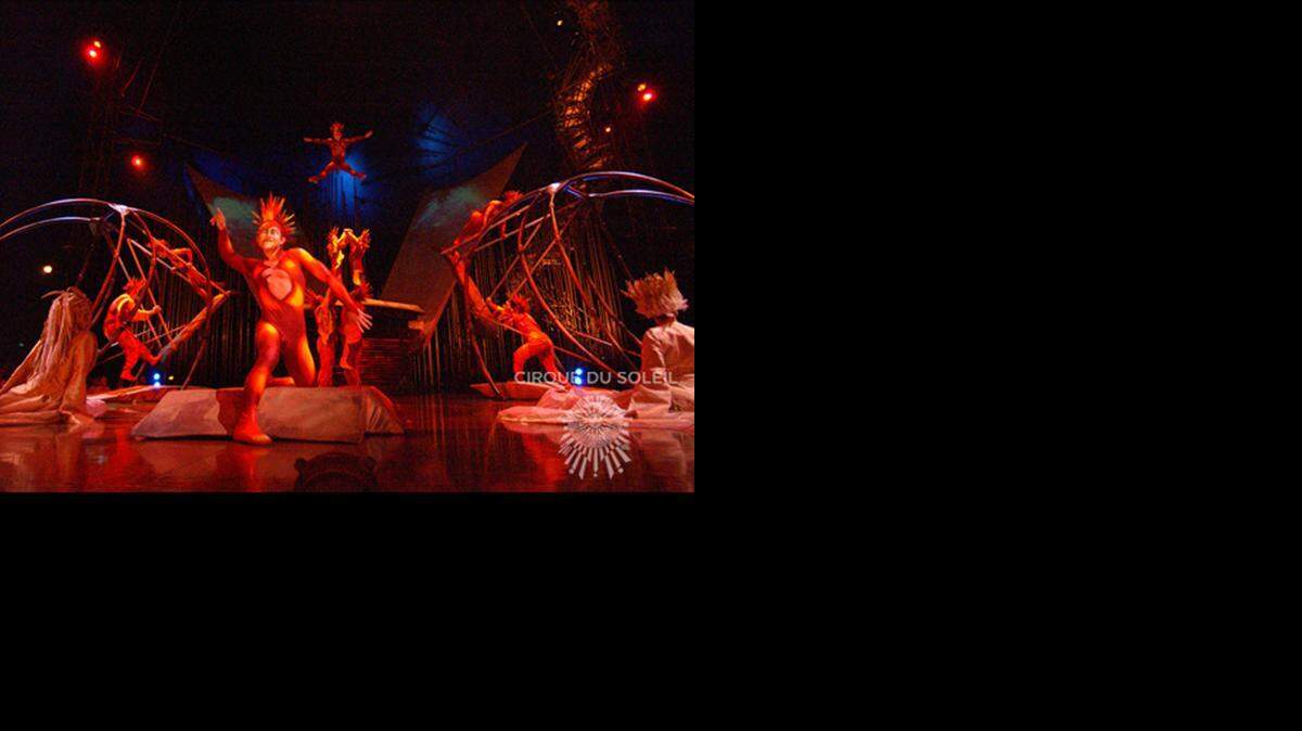 
“Varekai” features Cirque du Soleil’s signature stunning acrobatics and extravagantlycolorful costumes.
