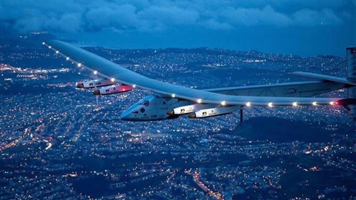 Raw: Watch solar-powered plane fly over Golden Gate Bridge