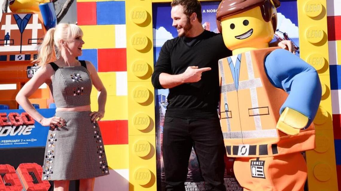 Watch: Cute couple Anna Faris, Chris Pratt practice wrestling moves