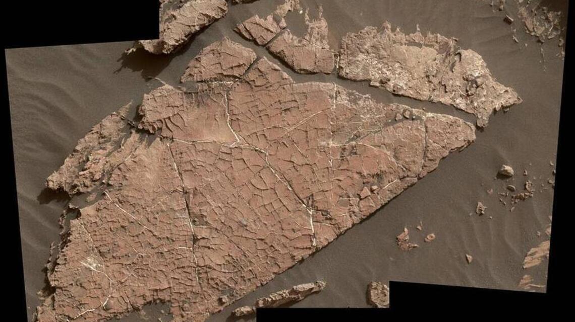 NASA Curiosity rover examines possible mud cracks on Mars, shares pictures
