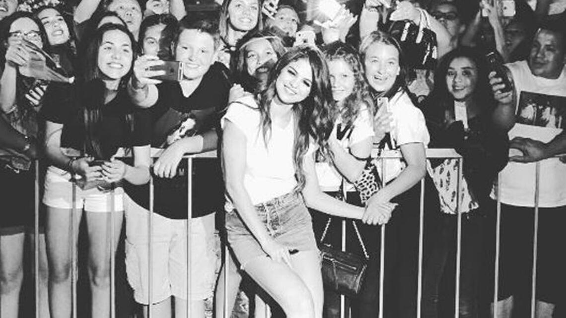 Selena Gomez posts photo with Sacramento fans as Orlando Bloom rumors swirl
