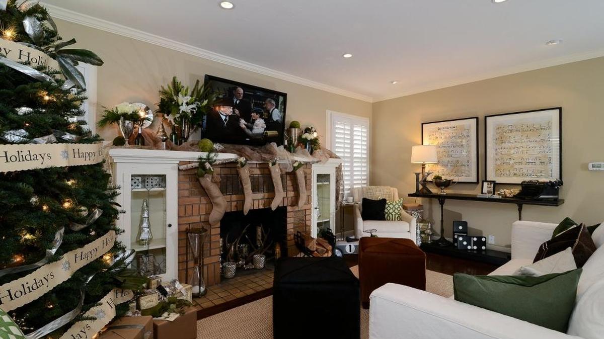In addition to hosting in 2016, Sacramento designer Kerrie Kelly put together this festive living room for a recent Sacred Heart Holiday Home Tour.