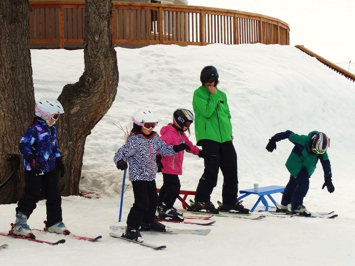 A green-jacketed instructor readies students to go down the bunny slope at Tahoe Donner. Pass holders for the Tahoe XC resort in Tahoe City can gain limited access to Tahoe Donner’s cross-country facilities.
