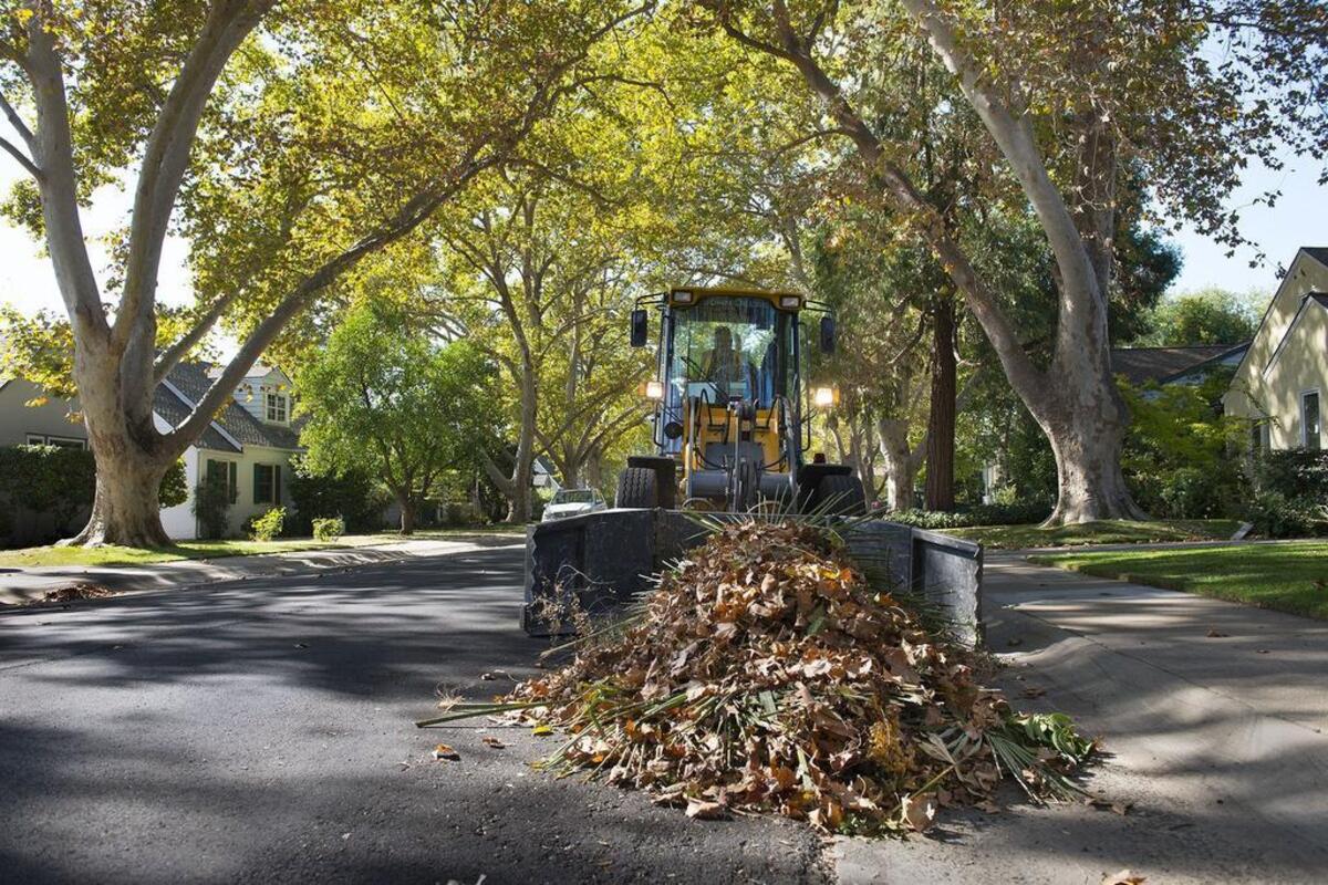 City worker Kenny Nelson maneuvers “The Claw” into position.