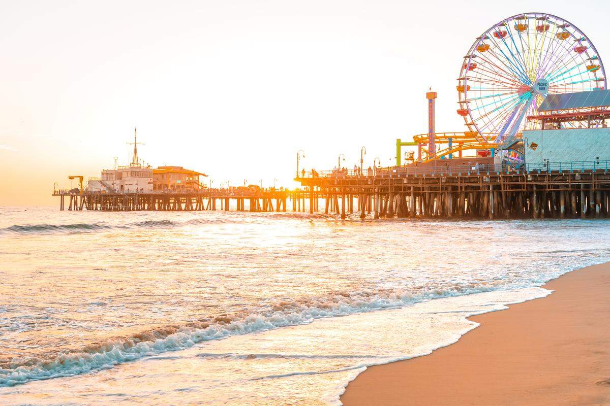 Santa Monica Pier is an amazing place to spend the evening.