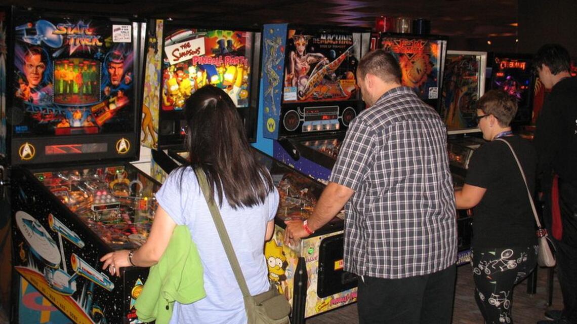 Klassische Spielhalle in Sacramento mit unbegrenztem Flipper und Bier ...