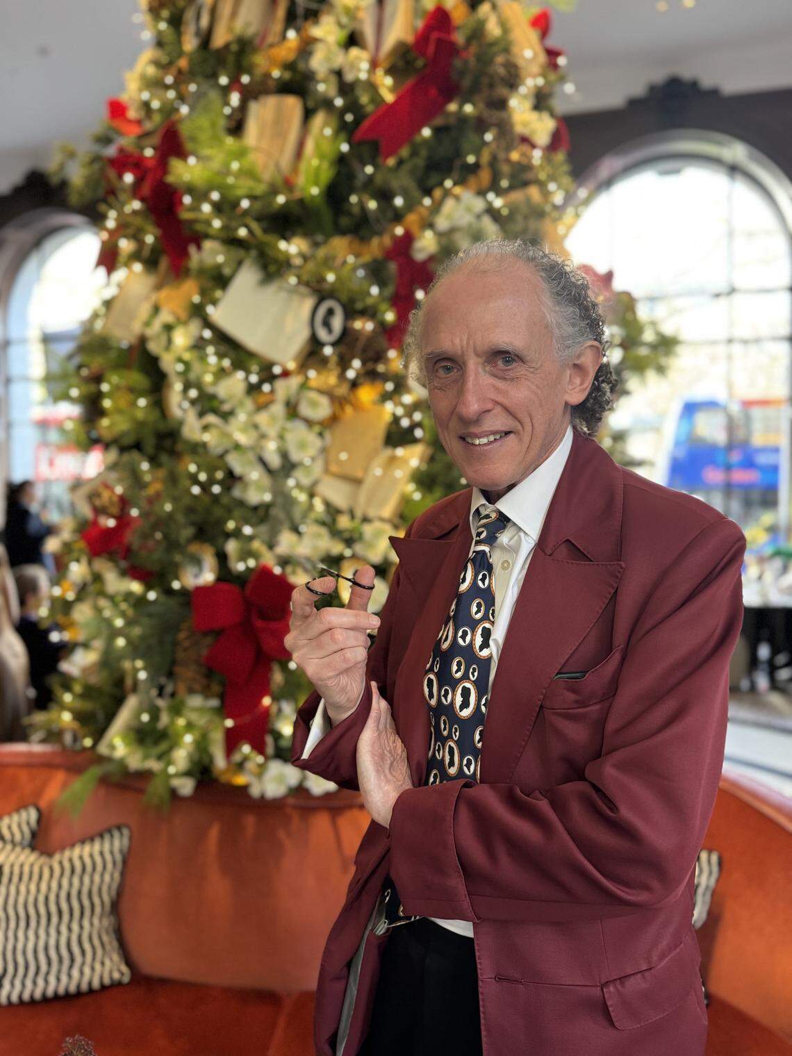 Silhouettist Charles Burns creating custom portraits during One Aldwych’s festive brunch.