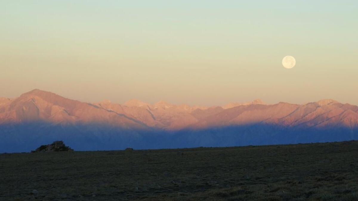 
A full moon sets over the Sierra Nevada as a rising sun paints the escarpment – as seen from the trailhead for White Mountain Peak.
