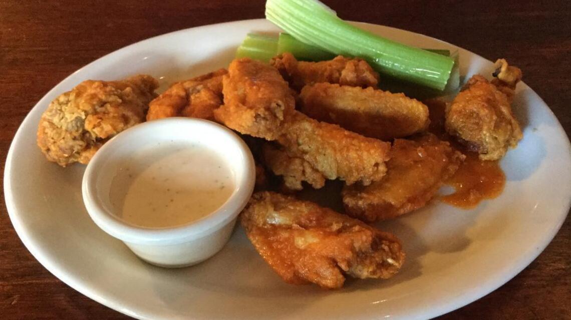 This local pizza chain also knows chicken wings