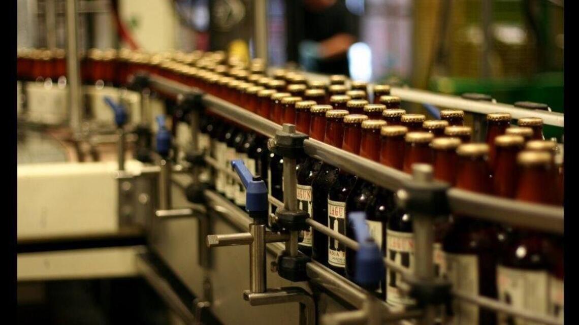 Lawmakers celebrate with Bud Light; Lagunitas surrenders its craft beer card; and more