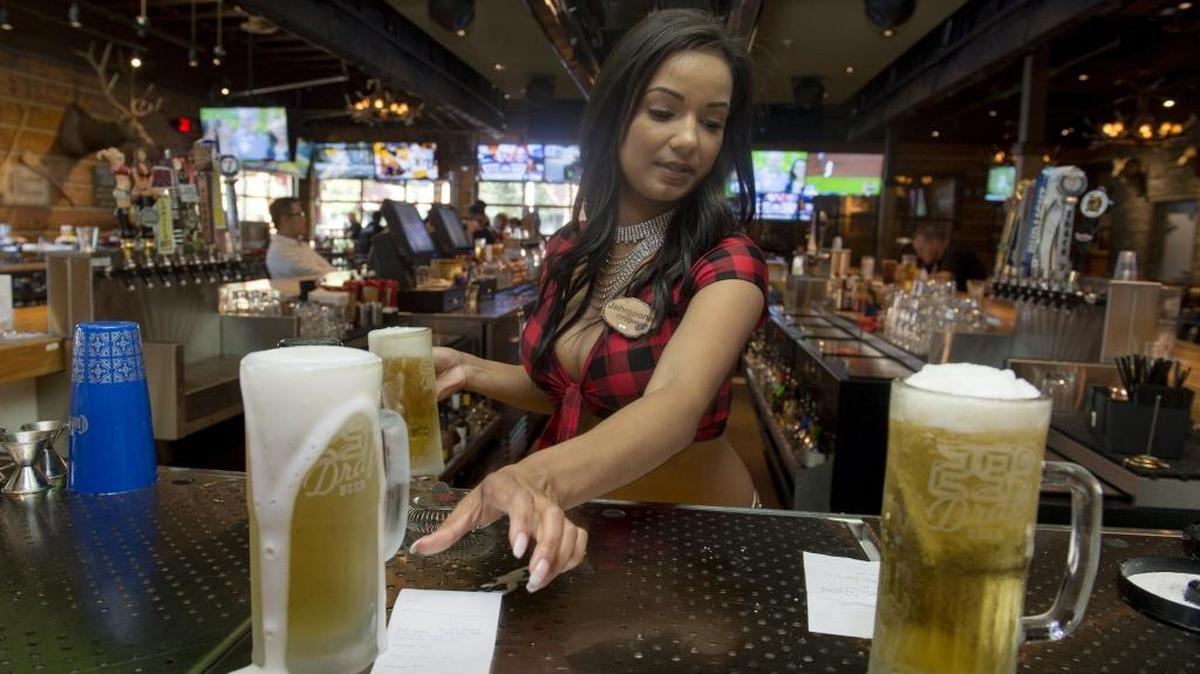 Twin Peaks bartender Jahmoona Linwood fills beer orders on June 5, 2017. The alpine-themed, restaurant is celebrating one year at its Howe Avenue location.
