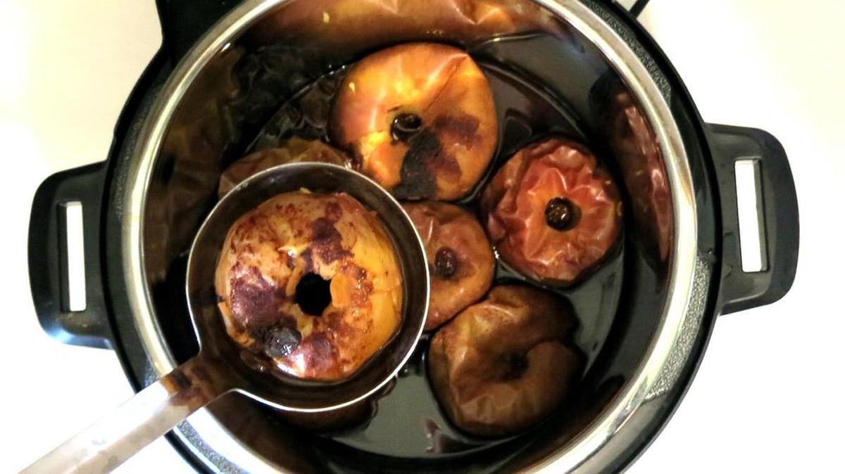Baked apples are easy to make in a pressure cooker.