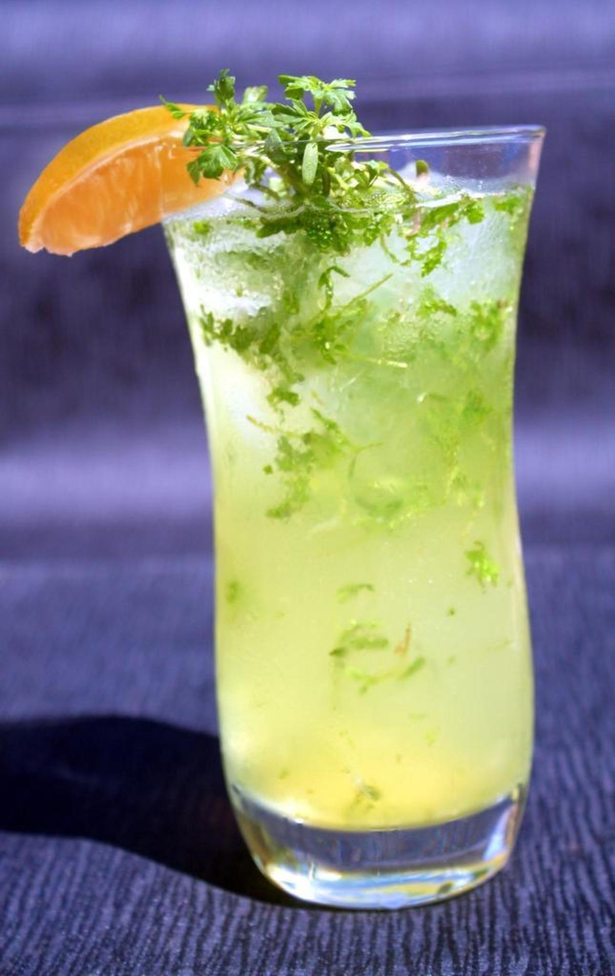 Micro Tangerine Lace – actually a baby marigold – gives tang and tangerine flavor to this tangerine twist cocktail.