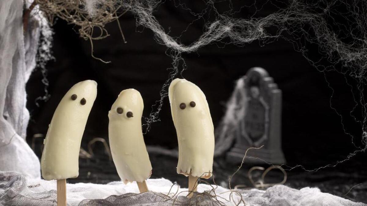 Boo-nana pops are a fun Halloween treat.