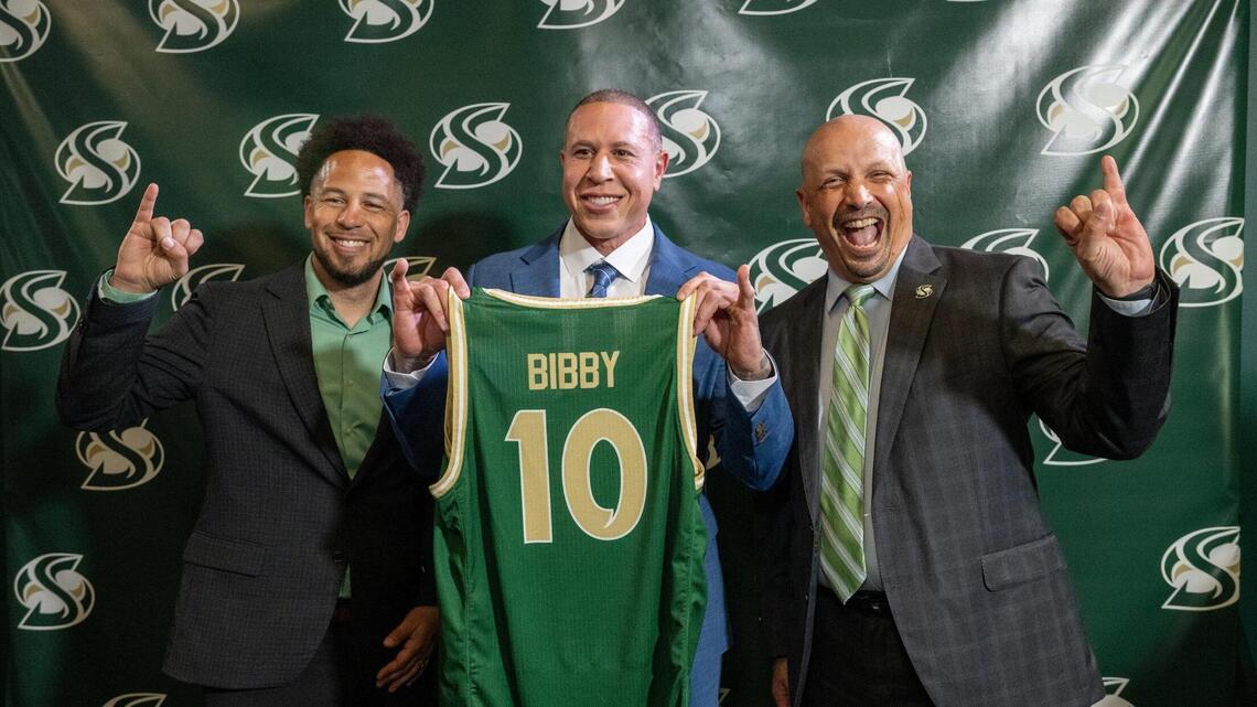 Meet former NBA stars Mike Bibby, Shaquille O’Neal at Sac State hoops fundraiser