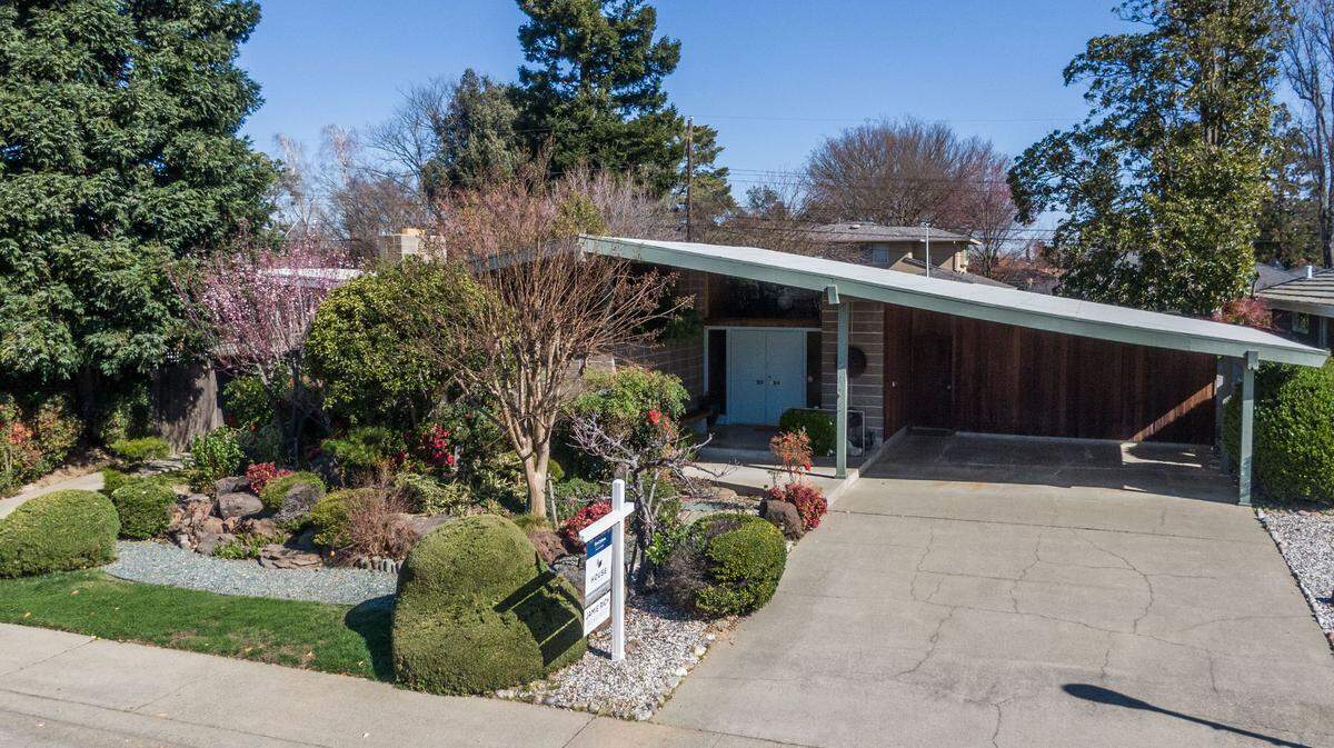A mid-century modern home in the River Park neighborhood of Sacramento is for sale for $899,000.