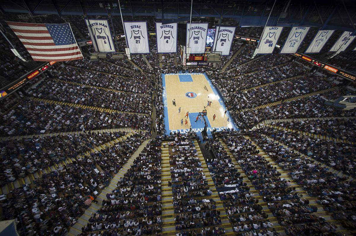 The Sacramento Kings drive against the Oklahoma City Thunder during the last game at Sleep Train Arena on Saturday April 9, 2016.