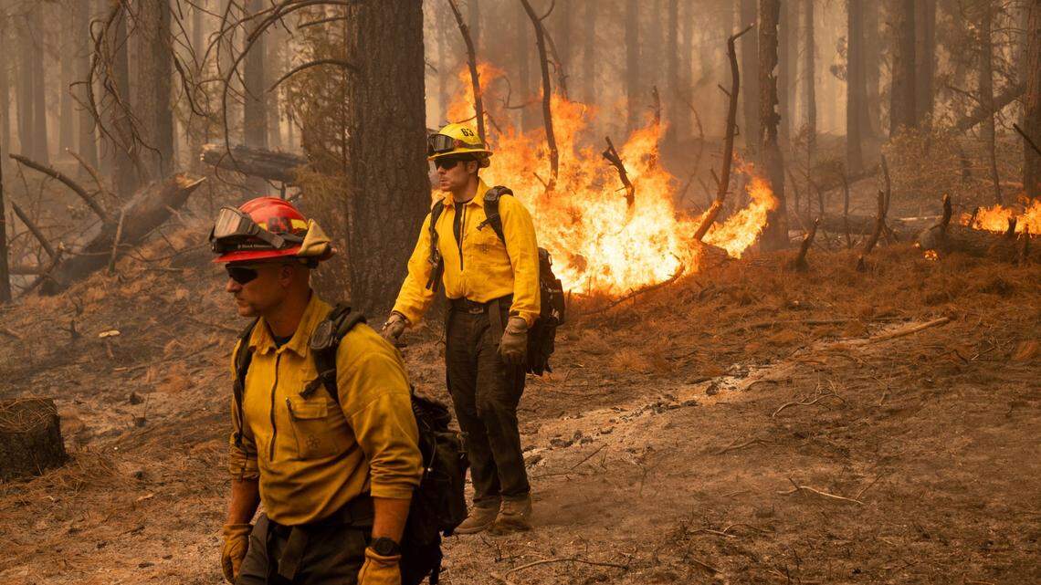 Mosquito Fire updates: Flames make furious run to 30,000 acres, burning homes in El Dorado, Placer