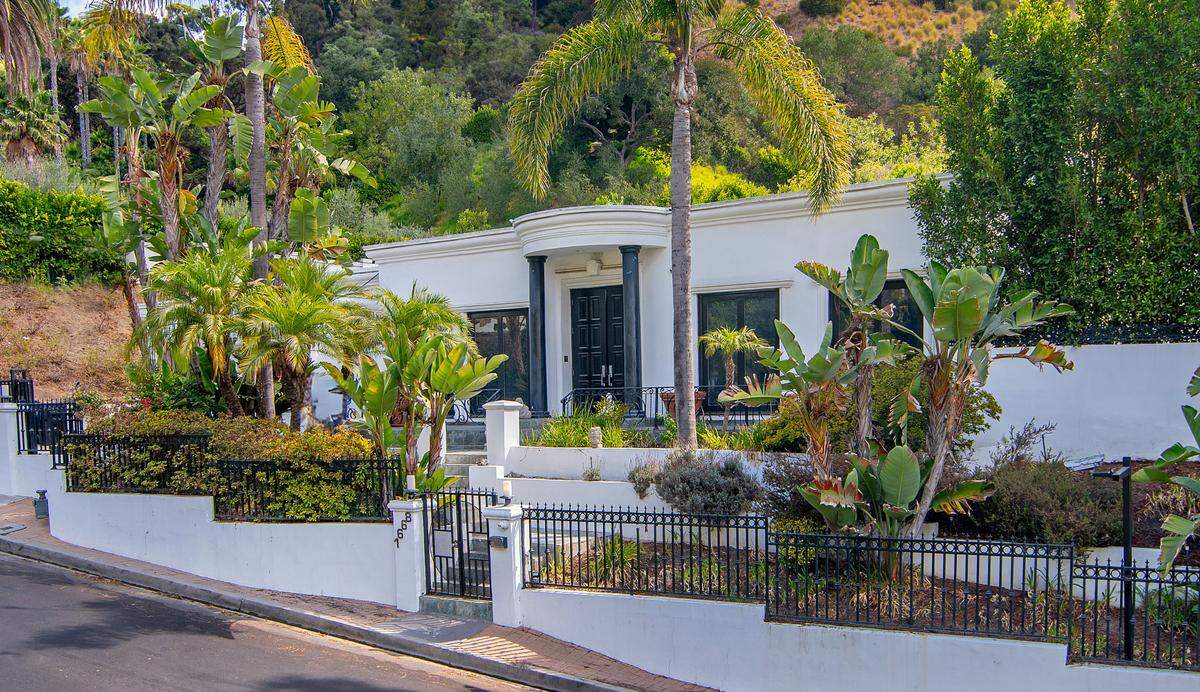 Stan Lee bought the hosue at 1668 Rising Glen Road in Los Angles for his daughter.