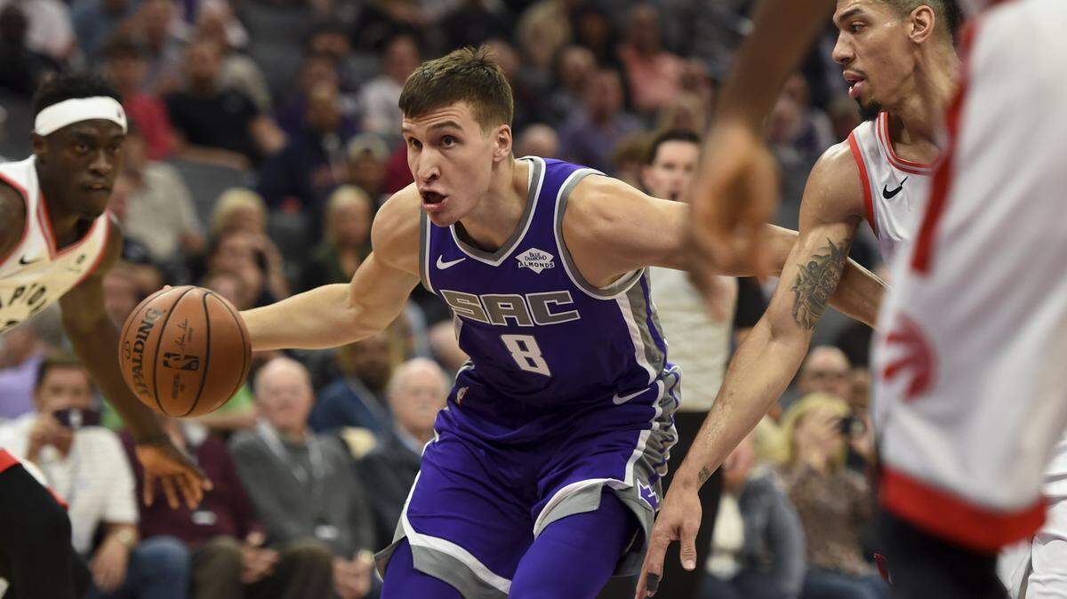 Sacramento Kings guard Bogdan Bogdanovic (8) drives past Toronto Raptors guard Danny Green (14) for a layup in the second quarter on November 7, 2018 at the Golden 1 Center in Sacramento.