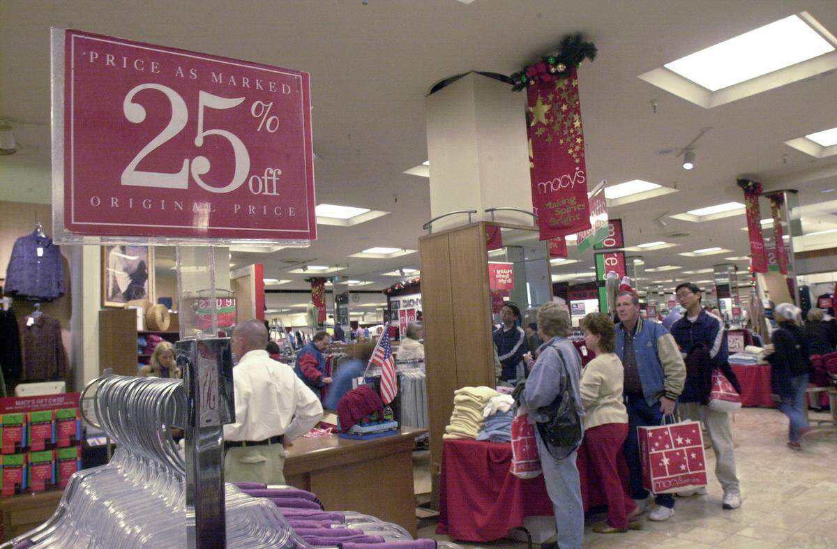 A line forms in the Macy’s women’s department at Downtown Plaza on Dec. 18, 2001, as retail businesses are making their last-minute push to attract holiday shoppers with a variety of promotions to boost sales.