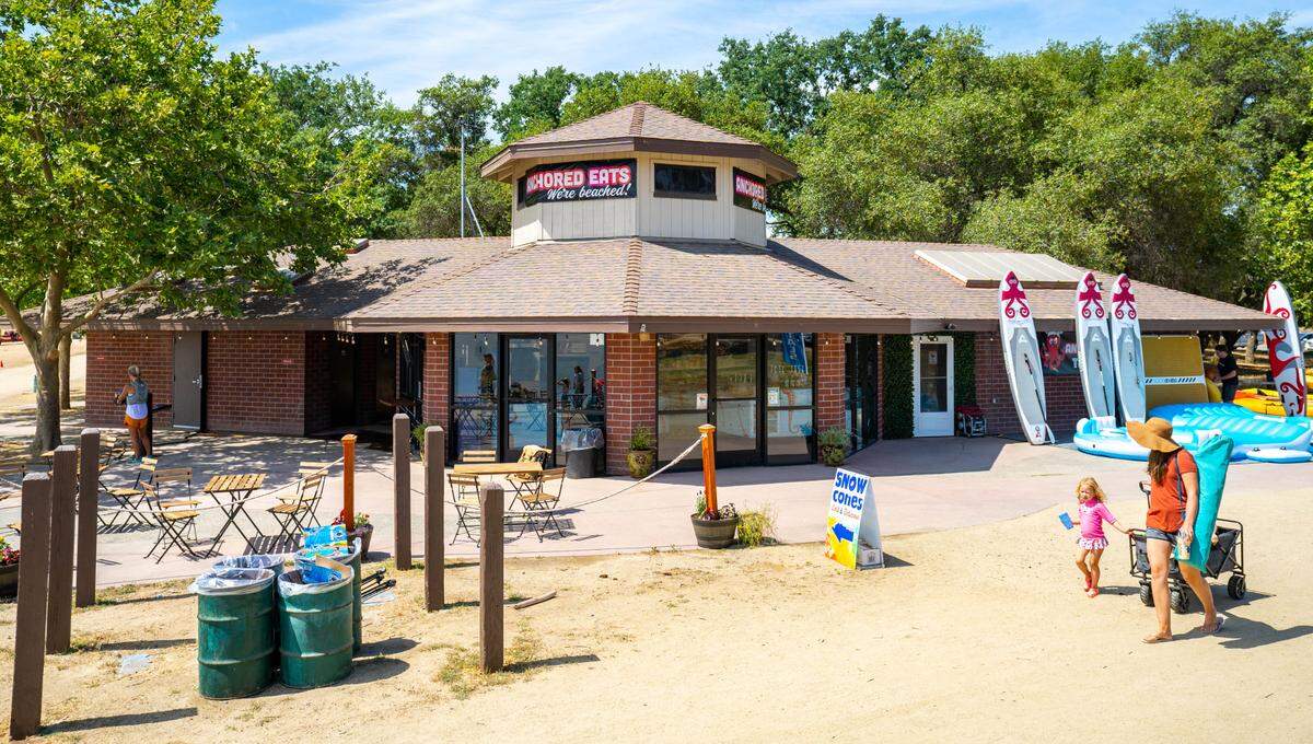 Anchored Eats has opened a new brick-and-mortar restaurant on Folsom Lake’s shore at Granite Bay Main Beach.
