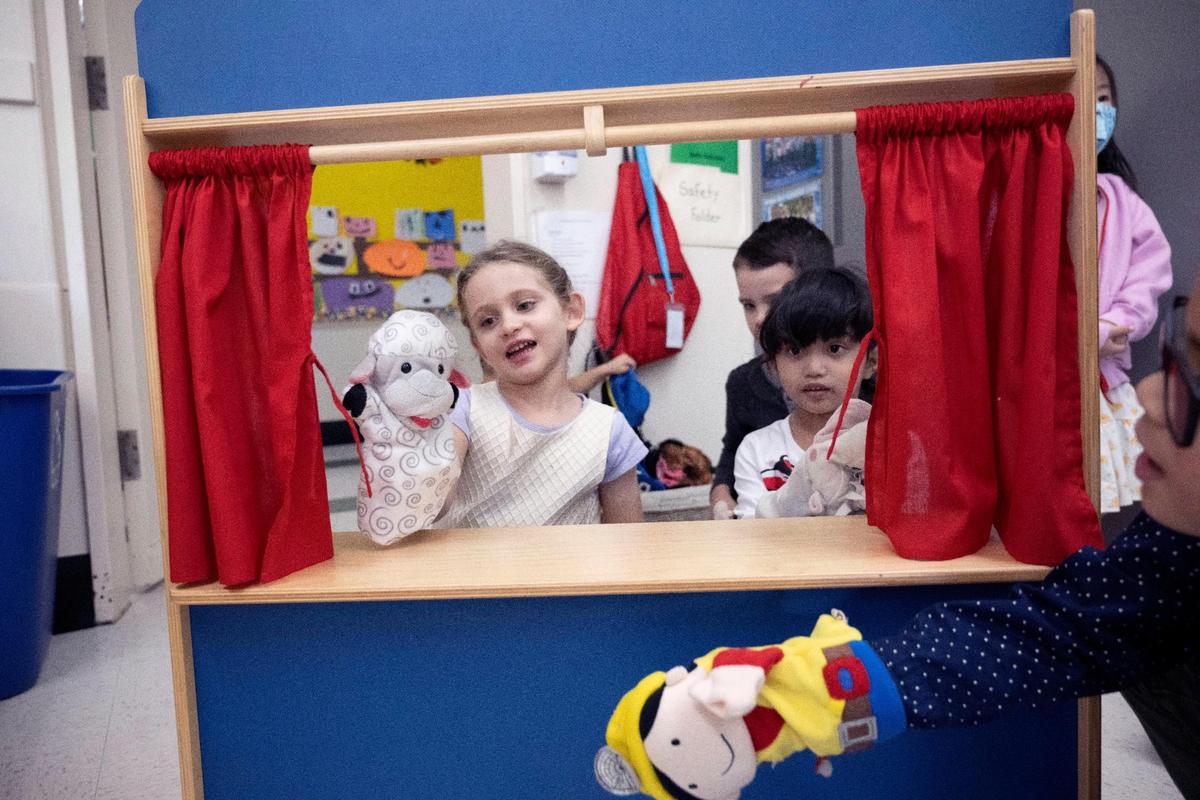 Nora Gjika, de cinco años, y Ayla Kyi Say Thaw, de cuatro, juegan con marionetas en la Primaria Thomas Kelly en una clase de preescolar de transición en octubre. Las investigaciones demuestran que la educación temprana es crucial para el éxito de los alumnos.