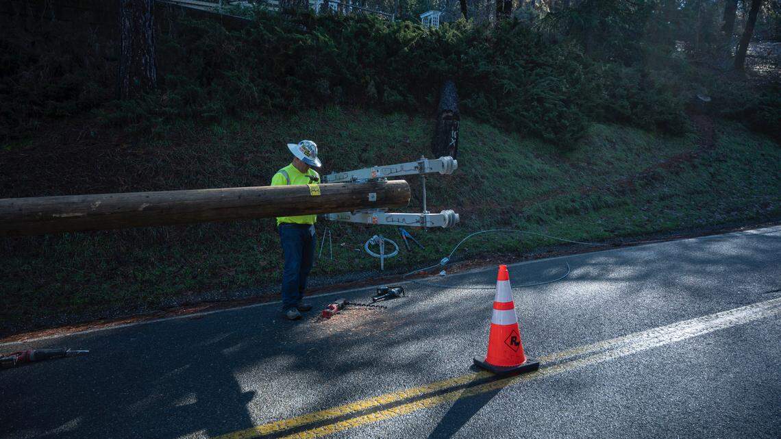 Los contratistas trabajan en un poste de electricidad el jueves en Norlene Way en Alta Sierra mientras más de 7,800 clientes de PG&E en el Condado Nevada seguían sin electricidad más de una semana después de las fuertes tormentas de nieve en la Sierra.