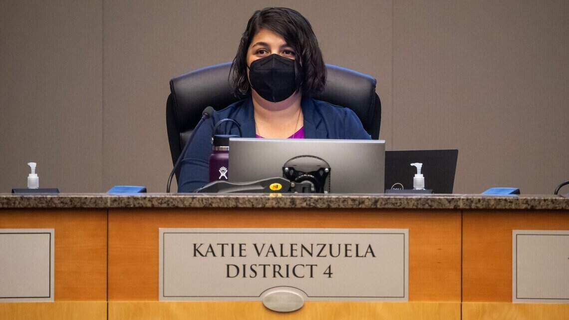 La concejala de Sacramento Katie Valenzuela se postulará para la reelección el próximo año