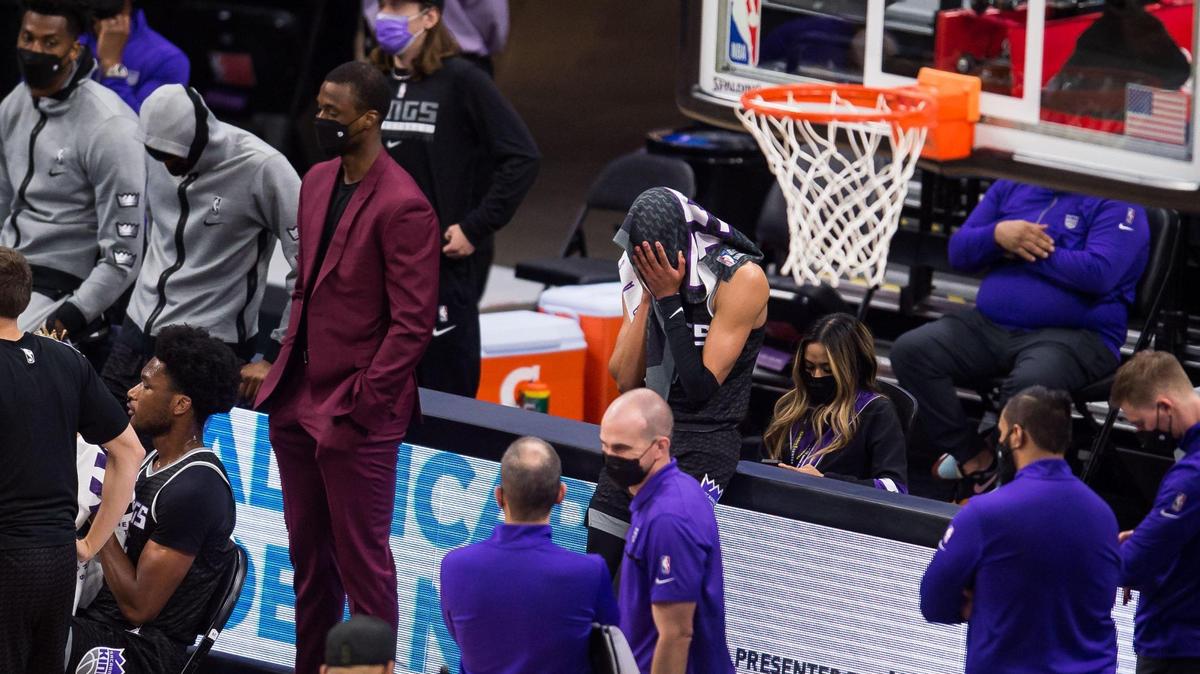 Sacramento Kings guard Tyrese Haliburton (0), center, takes his time to towel off after leaving the court during a timeout in the second half as the Utah Jazz topple the Kings 154-105 at the NBA game Wednesday, April 28, 2021, at Golden 1 Center in downtown Sacramento.