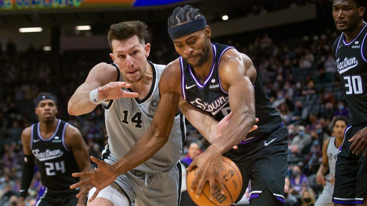 San Antonio Spurs forward Drew Eubanks (14) and Sacramento Kings forward Maurice Harkless battle for the ball during the second half of an NBA basketball game in Sacramento, Calif., Sunday, Dec. 19, 2021. (AP Photo/Randall Benton)