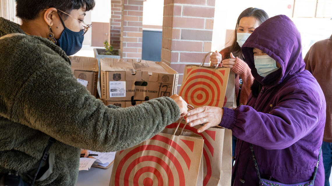 Gavin Newsom planea dar los beneficios alimentarios a los indocumentados para 2025