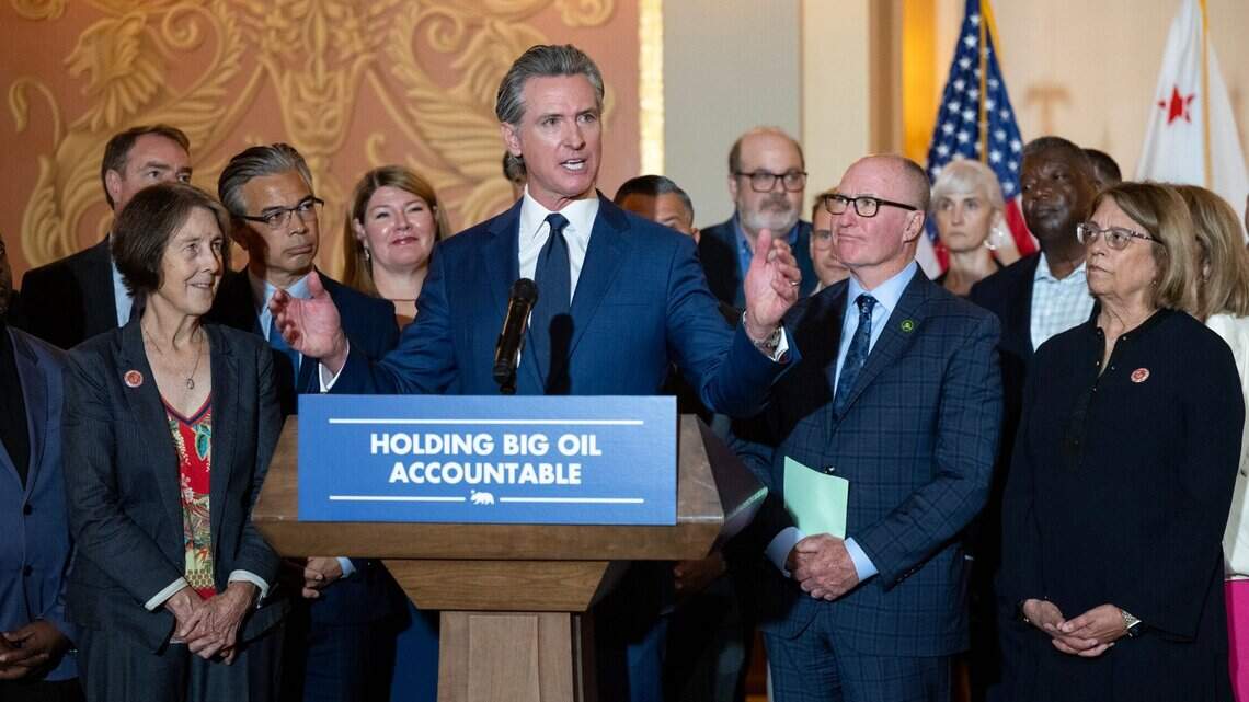 Newsom firma ley que busca evitar aumentos a precios de gasolina en CA y critica a la industria petrolera