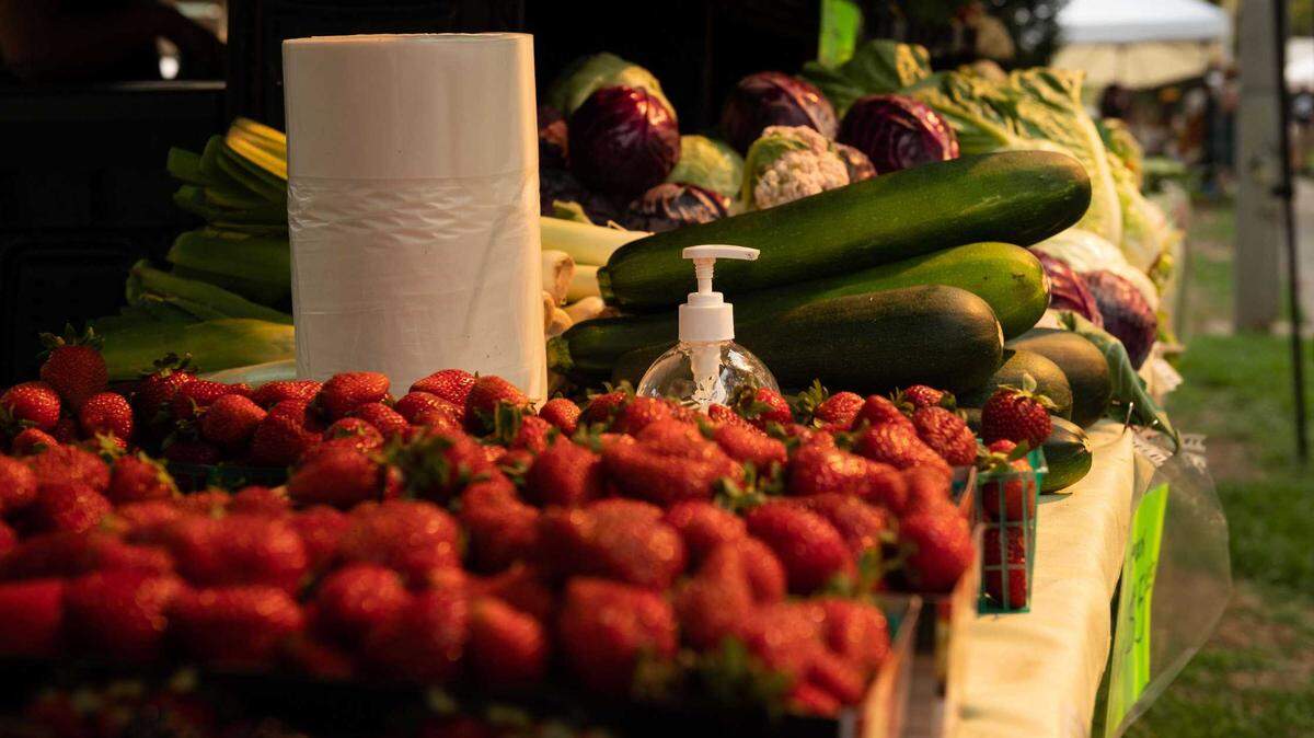 Organic produce is displayed during a pop-up market at Sacramento’s Winn Park in 2020. A new farmers market is opening at Arden Fair mall.