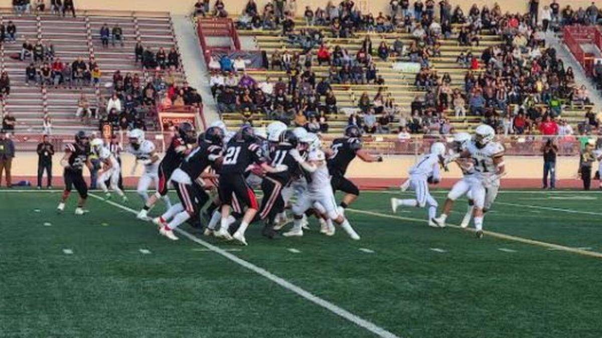 Le Grand runs a play near the Woodland Christian goal line during Le Grand’s 35-12 over the Cardinals on Friday, Nov. 26, 2021.