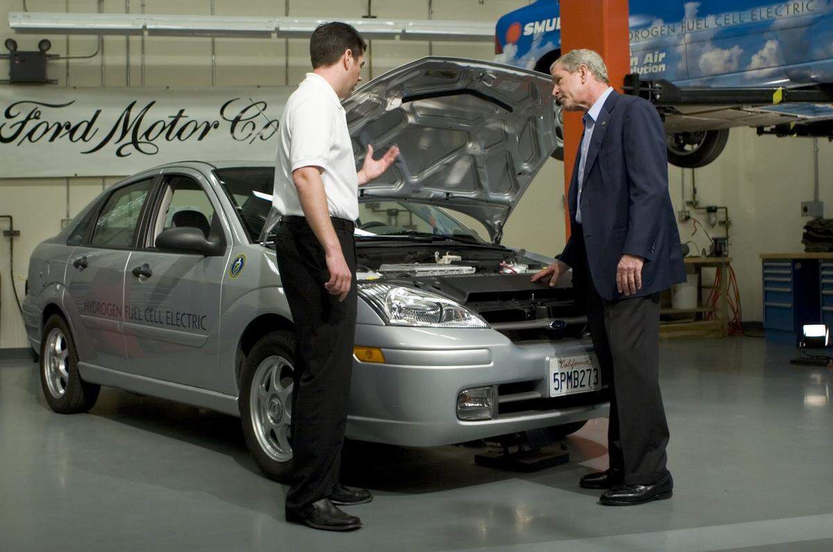 President George W. Bush tours the California Fuel Cell Partnership to view advanced transportation technology in the West Sacramento on Saturday, April 22, 2006.