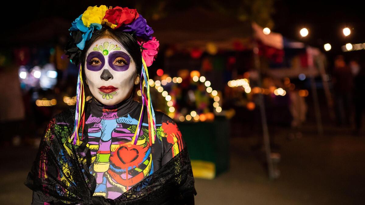 Liliana Alejo, de Sacramento, dijo que ella y su esposo prepararon un altar en honor a sus abuelos para la celebración de El Panteón de Sacramento en el Día de los Muertos, en el Latino Center of Art and Culture, el jueves 28 de octubre de 2021, en Front Street de Sacramento. "Al ser mi cumpleaños el 2 de noviembre", dijo, "mi mamá está como ... es una mezcla de emociones. Está feliz porque es mi cumpleaños, pero luego se acuerda de sus padres".