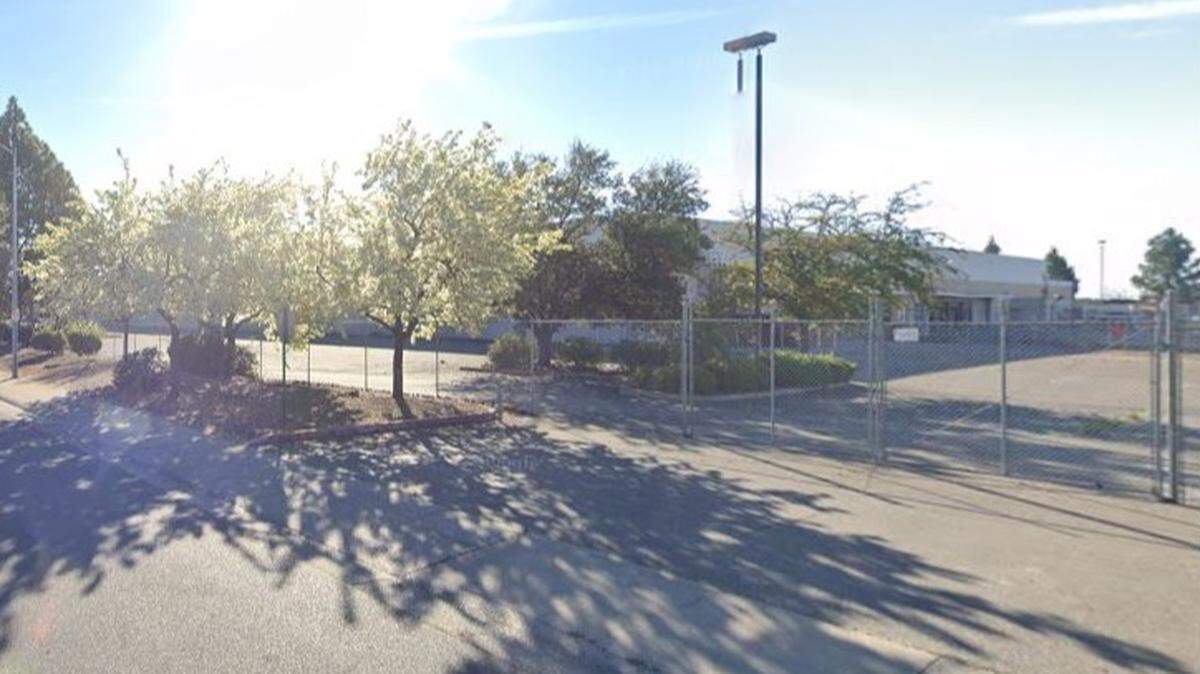 A building at 4837 Watt Ave. in North Highlands is shown. The Sacramento County Board of Supervisors on Tuesday voted to approve a new “safe stay” parking lot for 30 homeless people, on one acre of the property, using $1.3 million in federal funding.