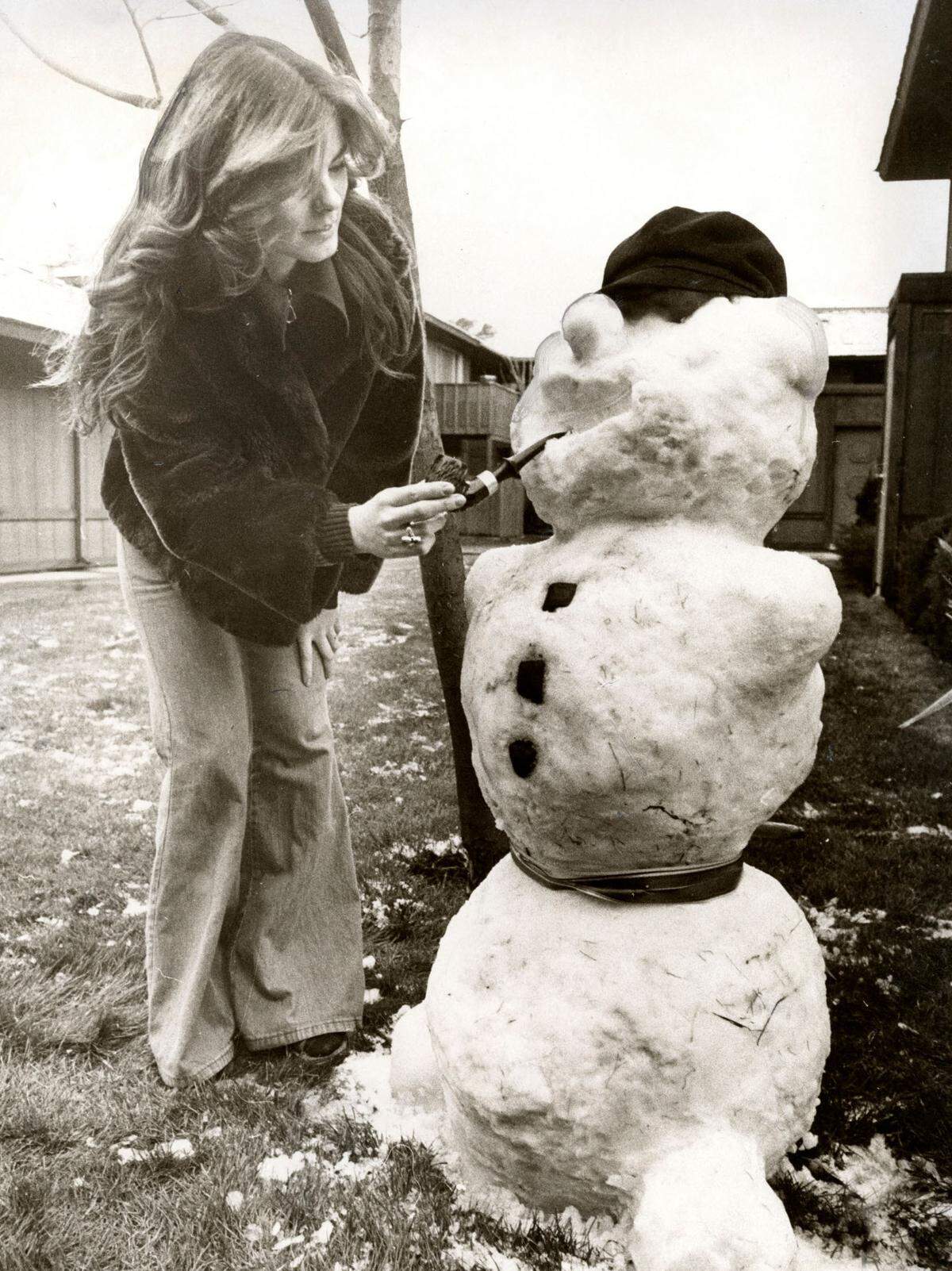 Marlyn Crowe decorates her creation on Feb. 5, 1976 in Sacramento.