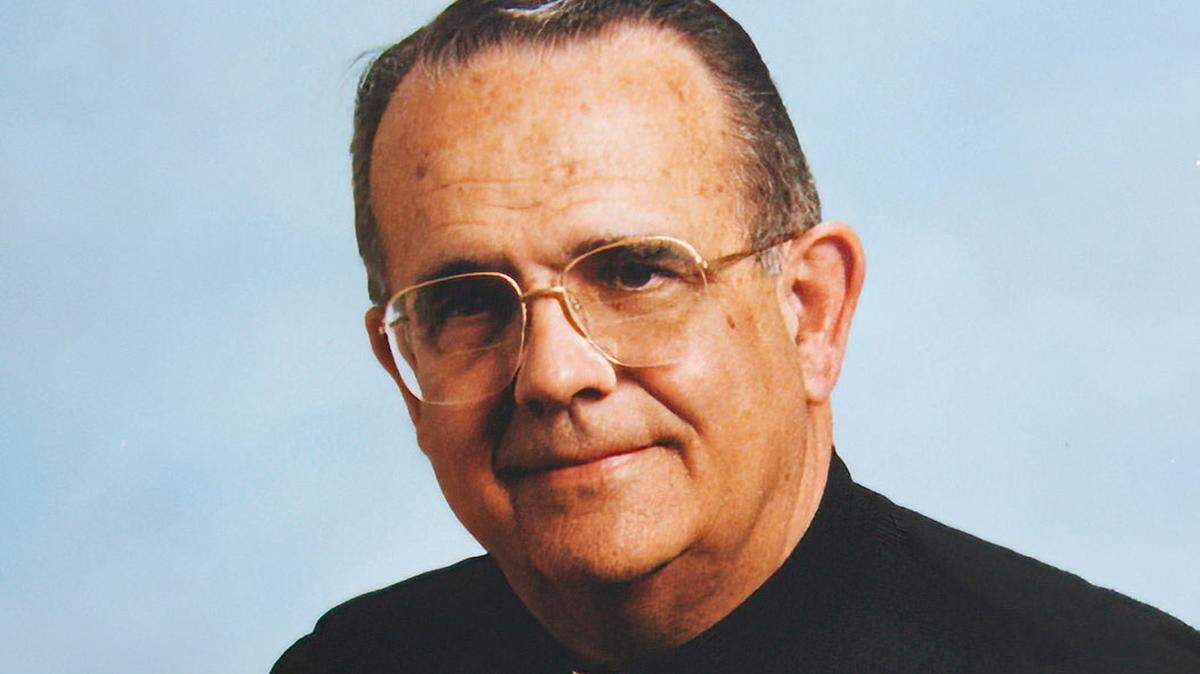 El padre Sydney P. Hall era párroco de la parroquia de San Pedro en Sacramento.