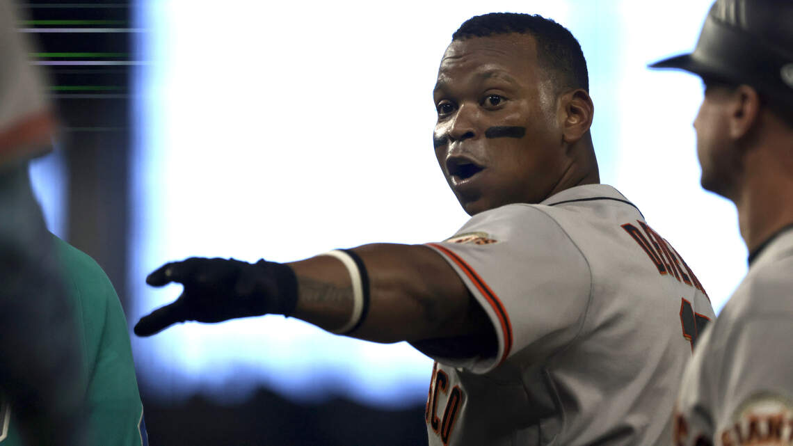 Rafael Devers attempted to wave off pinch runner. How did Giants manager respond?