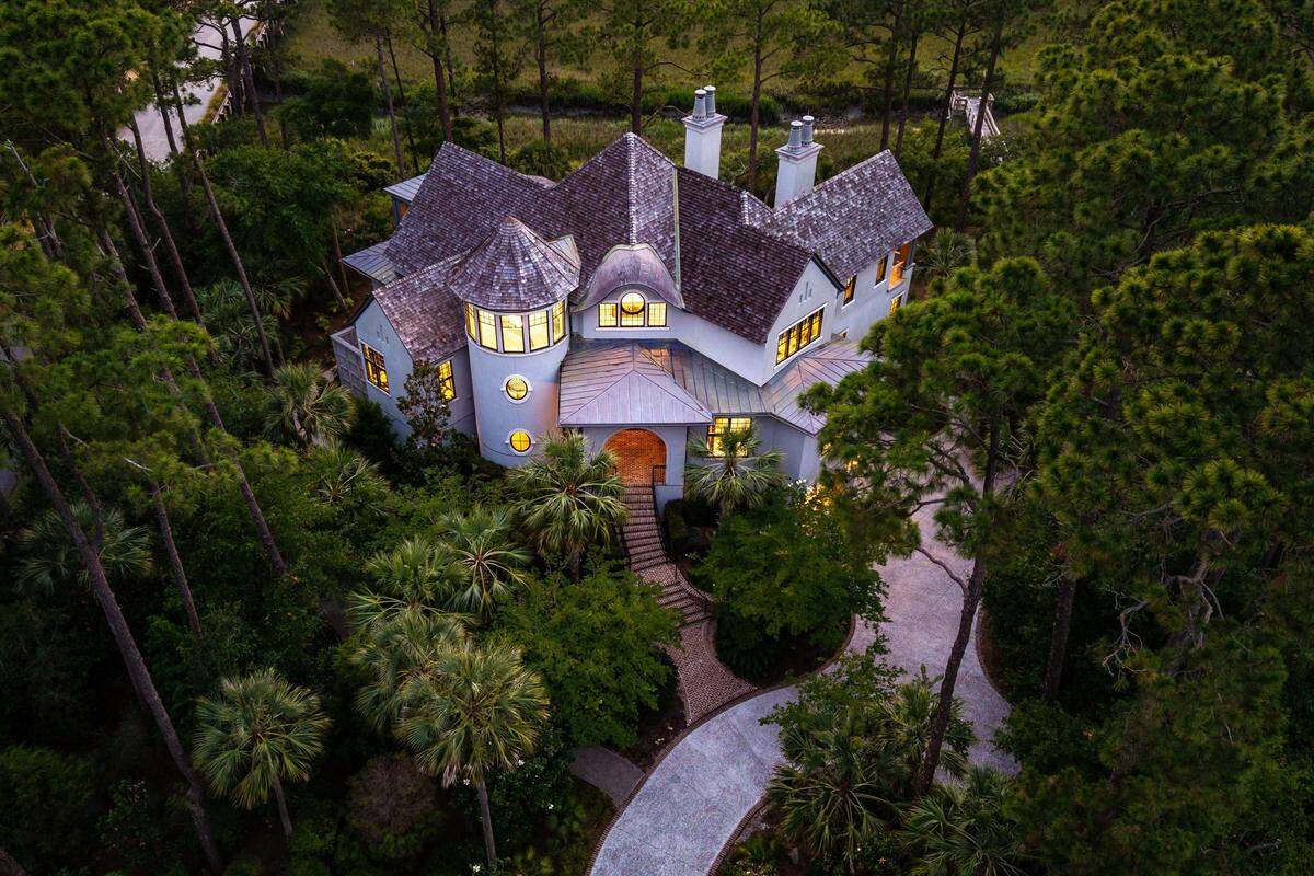 Designed by Wayne Windham, the custom-built estate at 79 Trailing Vine Way blends timeless elegance with sweeping Atlantic-to-river views, highlighted by mahogany doors and a sculptural central staircase.