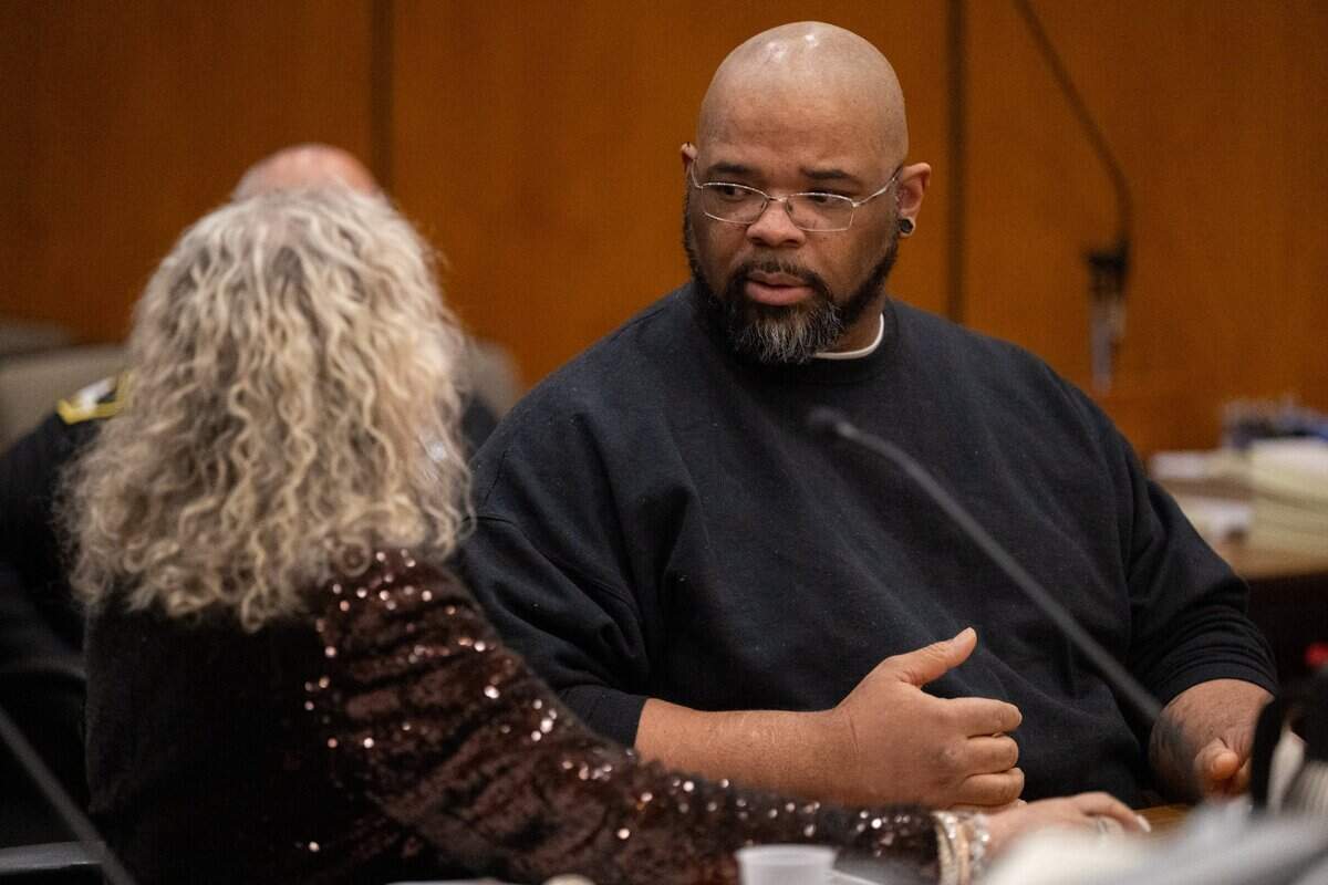 JD Wallace Simien, the “Clover Leaf Rapist,” consults with attorney Linda Parisi during his sentencing hearing in Sacramento Superior Court on Friday. He received 82 years to life for a series of violent sexual assaults on women along a Sacramento freeway in 2013 and 2014.