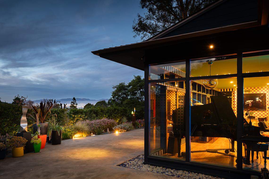 The vibrant living room/piano room is home to the renowned “Living Room Series” where the biggest names in music, film and television have performed, including Keith Urban, Florence & the Machine, Zac Brown Band, Tim McGraw, Sharon Stone,Carrie Underwood, Leon Bridges and John Mayer, to name a few.