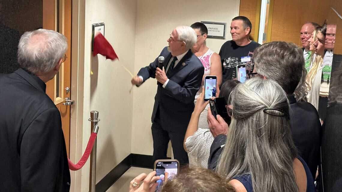 At memorial service, Sacramento federal court’s press room dedicated to Bee’s Denny Walsh