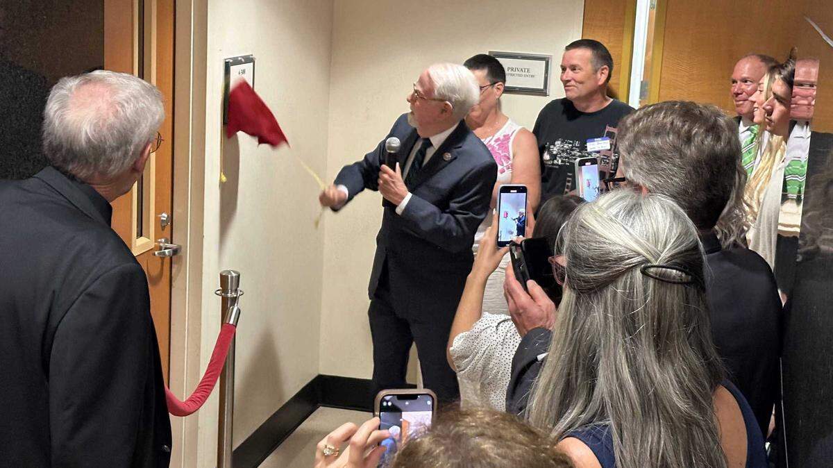 Senior U.S. District Judge William B. Shubb unveils a plaque in dedication of the Denny Walsh Press Room on Friday at the federal court in downtown Sacramento. Family, friends and colleagues gathered to celebrate the Pulitzer Prize-winning reporter, who died March 29 at the age of 88.
