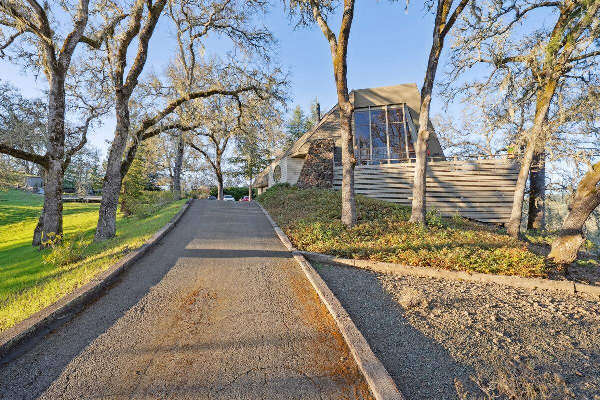 The home sits in an upscale community on Loch Haven Drive.