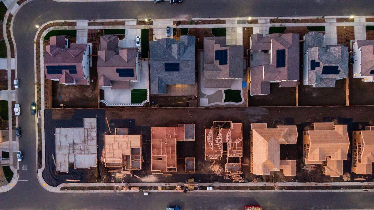 Homes rise southern Elk Grove in 2021.
Gov. Gavin Newsom and legislative leaders want to significantly reform a California environmental law they say holds up housing developments.