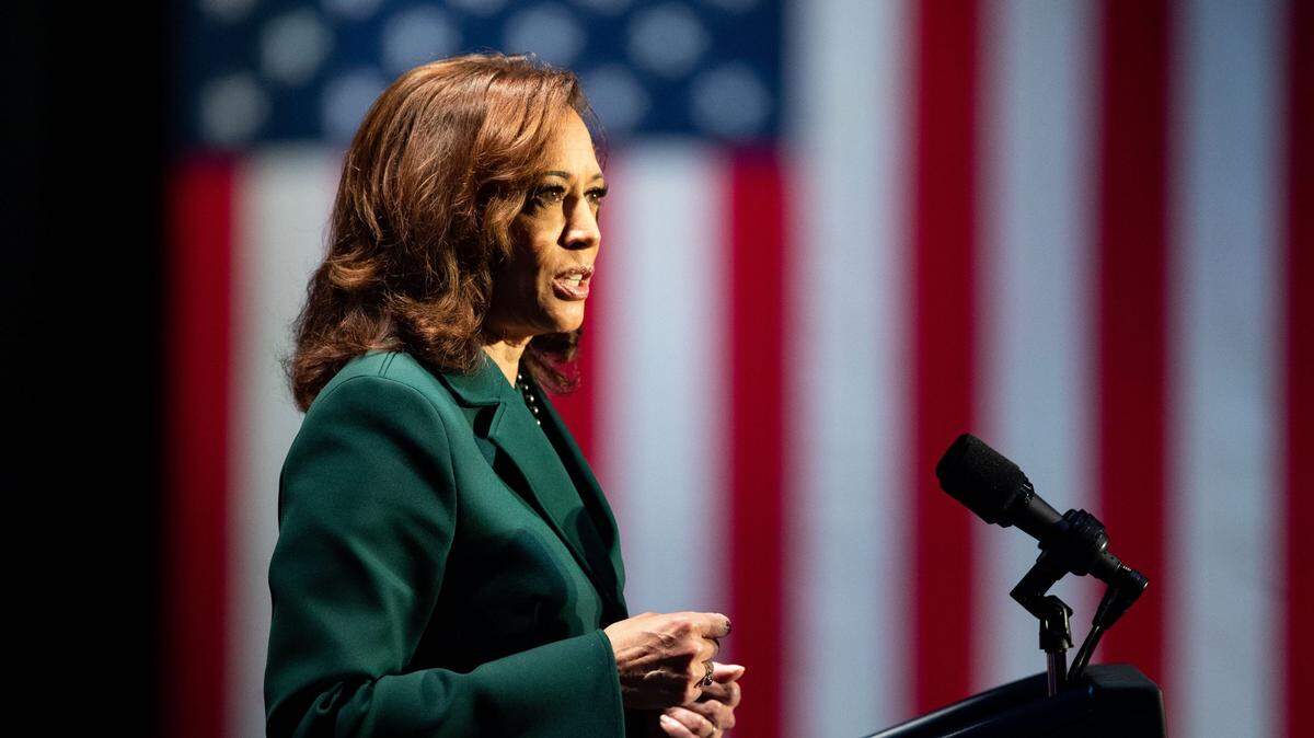 La vicepresidenta Kamala Harris hablando ante cientos de personas en The Moon, en Tallahassee, Florida, en el 50 aniversario de la decisión Roe contra Wade el 22 de enero de 2023.