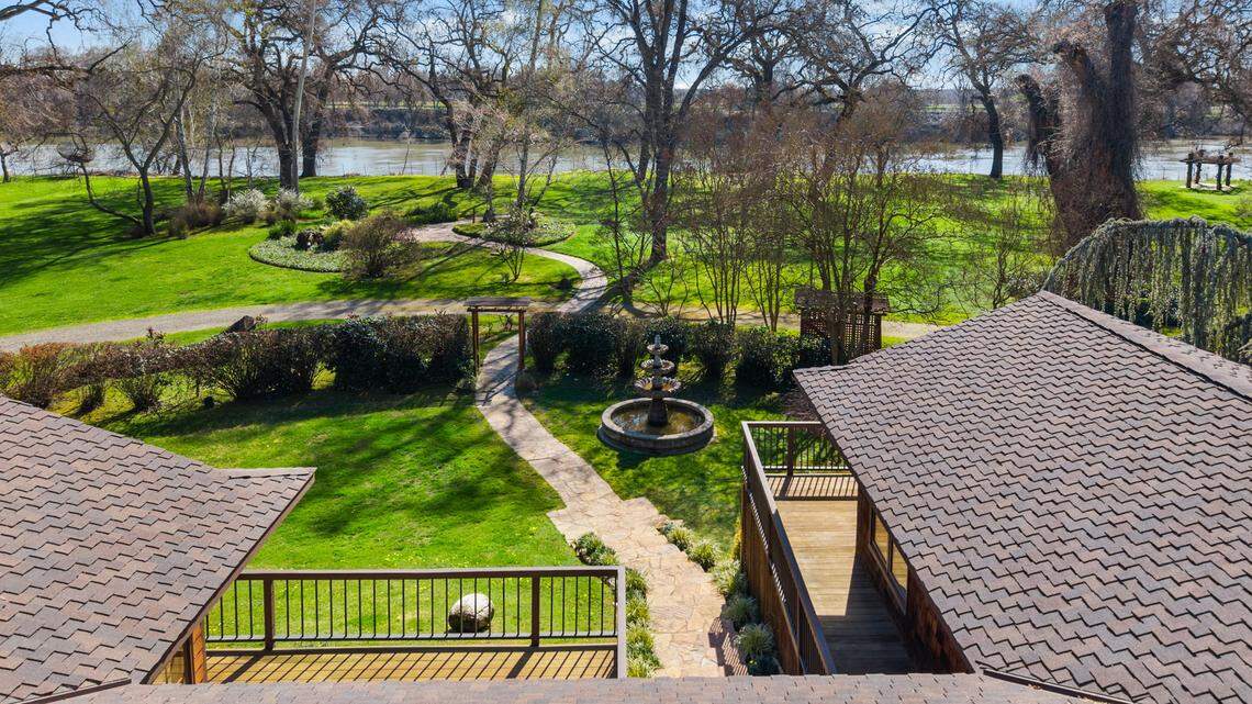 Heritage oaks and manicured lawns provide a park-like backdrop for riverside weddings, picnics and family celebrations.